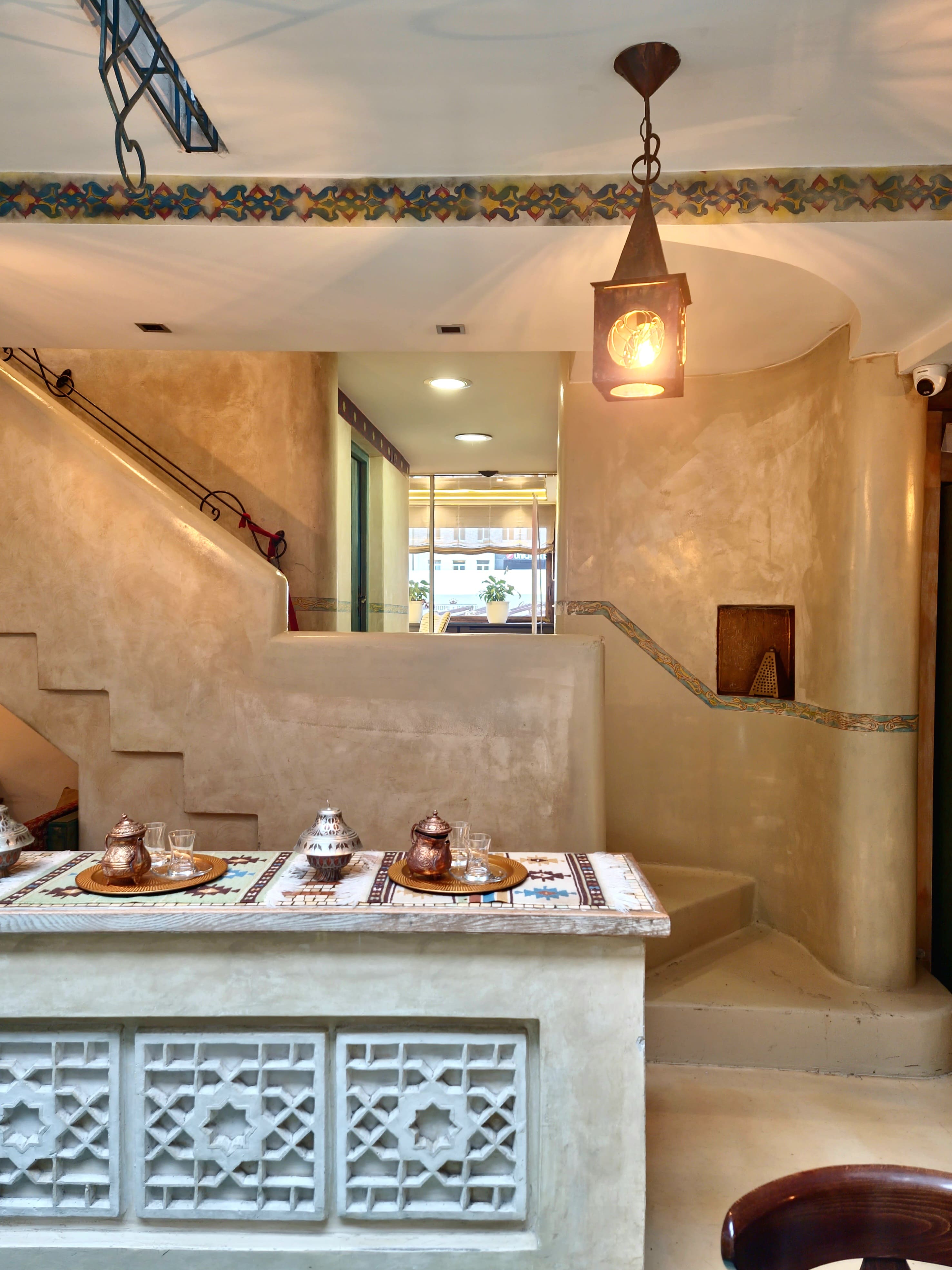 Stairs and tea sets on tadelakt walls